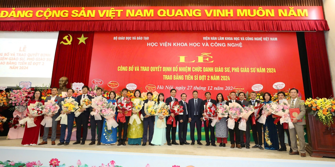 Các nhà khoa học Viện Sinh thái và Tài nguyên sinh vật nhận Quyết định bổ nhiệm chức danh Giáo sư và Phó Giáo sư năm 2024